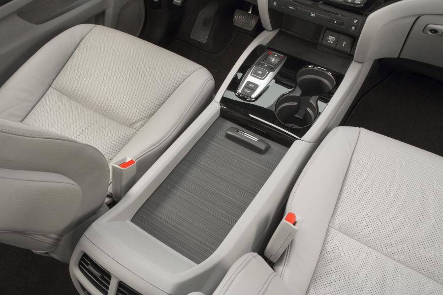 Детали интерьера Honda Pilot 2015 года  (фото 90 из 107)